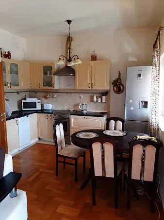 Квартира с двумя спальными комнатами недалеко от моря